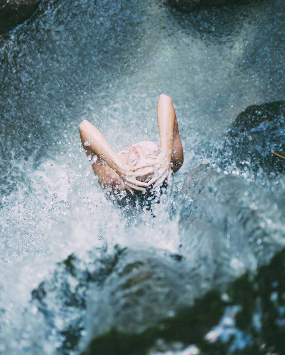 Terapia cu apă rece: 5 beneficii ale apei reci pentru corpul tău