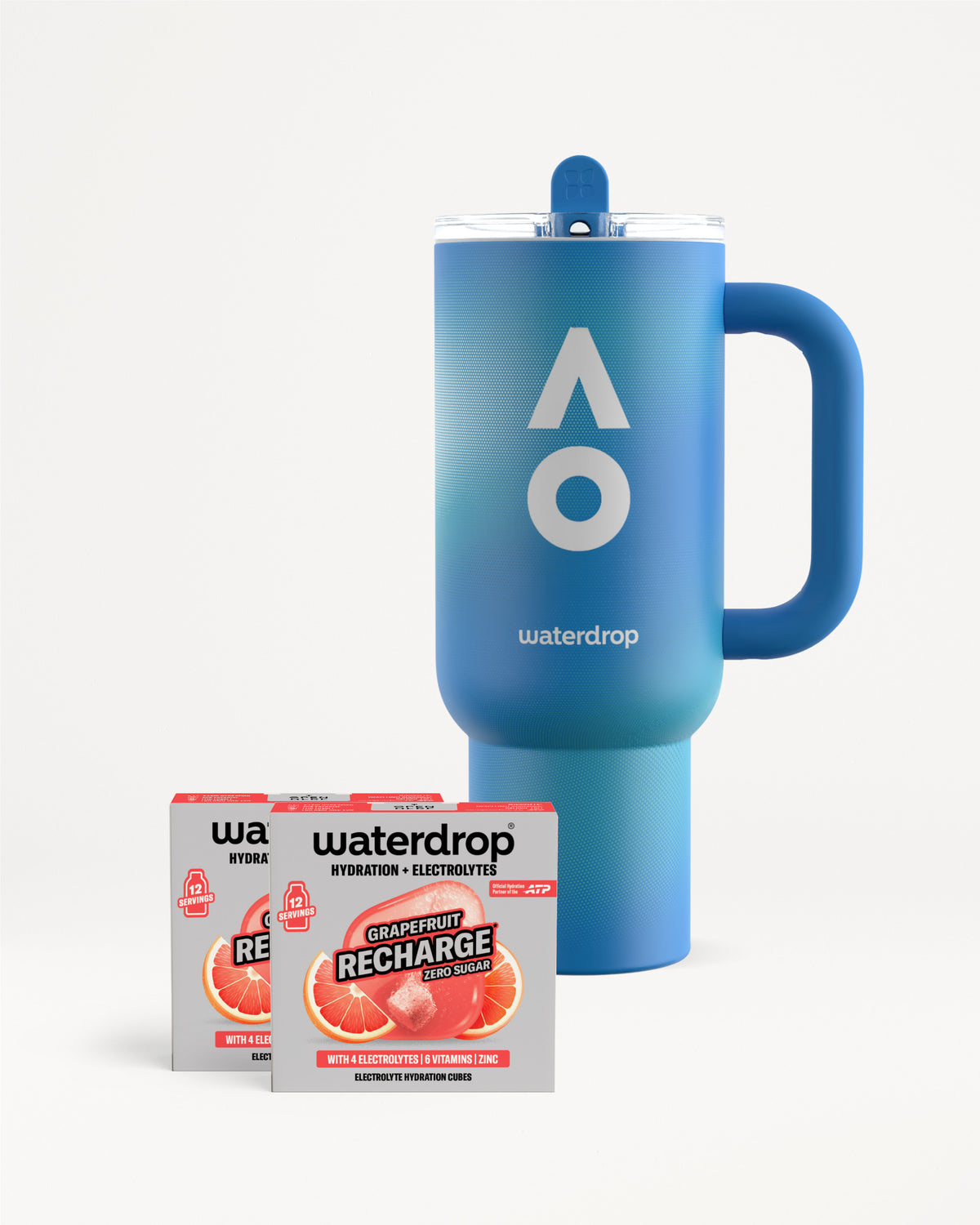 Cană termos albastră waterdrop cu mâner și capac, lângă două cutii Recharge Grapefruit fără zahăr, fiecare cu 12 porții, pe fundal alb.