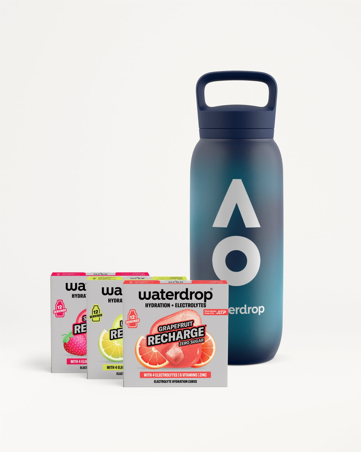 Sticlă reutilizabilă waterdrop albastru închis cu capac și mâner, alături de trei cutii Recharge Strawberry, Lemon-Mint și Grapefruit fără zahăr, fiecare cu 12 porții, pe fundal alb.