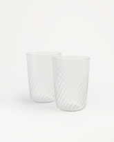 Două pahare transparente din sticlă cu model spiral, fiecare cu o capacitate de 330 ml, așezate pe fundal alb.