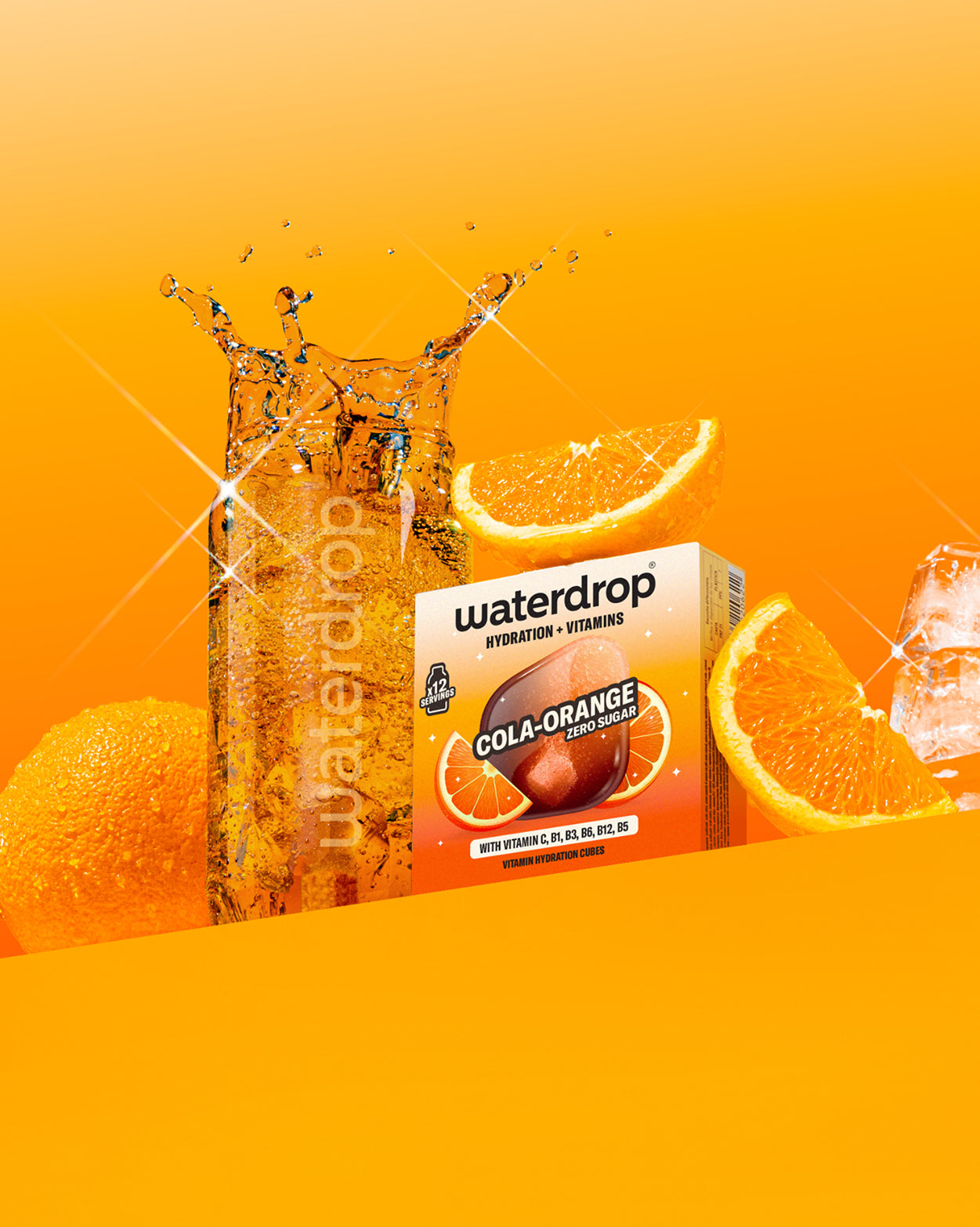 Doză din sticlă Waterdrop cu băutură carbogazoasă lângă cutia aromei Cola Orange, înconjurată de portocale, gheață și stropi de apă, pe fundal portocaliu.