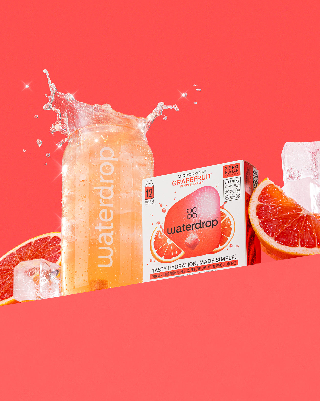 Doză din sticlă Waterdrop cu băutură carbogazoasă lângă cutia Microdrink Grapefruit, înconjurată de felii de grepfrut, gheață și stropi de apă, pe fundal roșu.