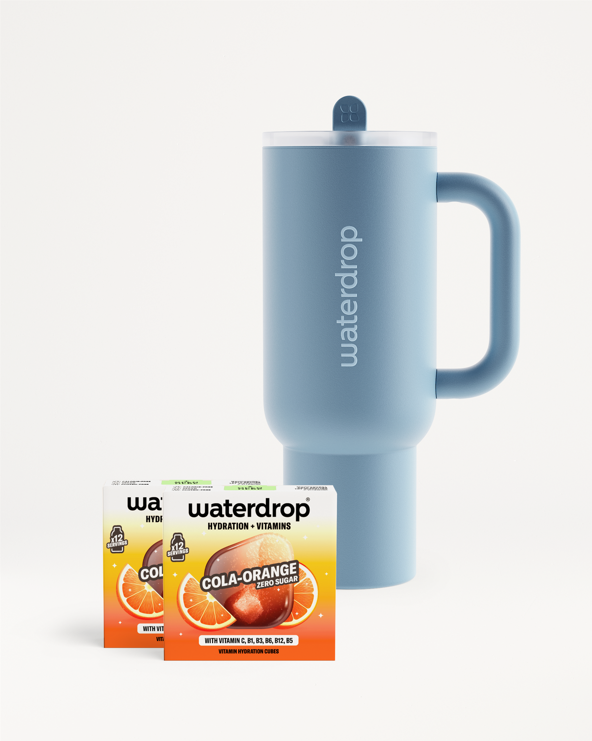 Cană termo Waterdrop albastră cu capac și pai, așezată lângă două cutii cu aroma Cola Orange, pe fundal alb.