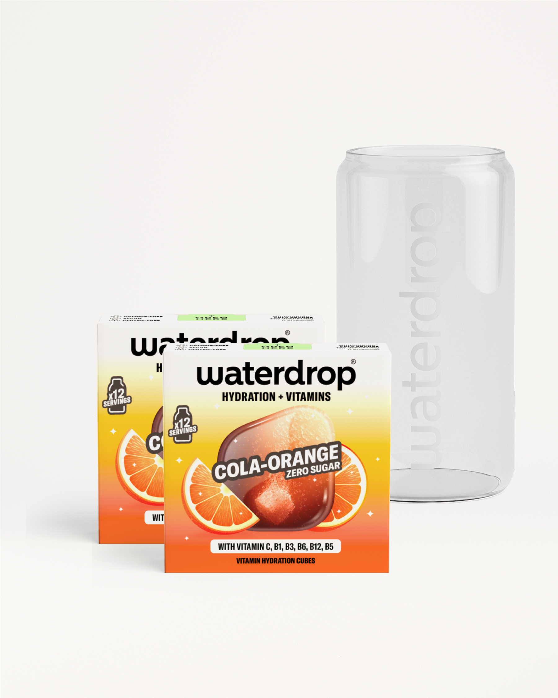 Două cutii Waterdrop Cola Orange cu aromă de cola și portocală și o doză din sticlă Waterdrop goală, pe fundal alb.
