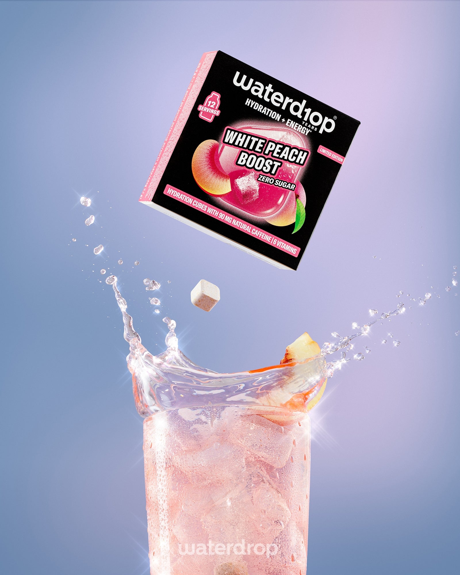 Cutie de băutură White Peach Boost deasupra unui pahar înalt cu băutură roz, cu gheață.