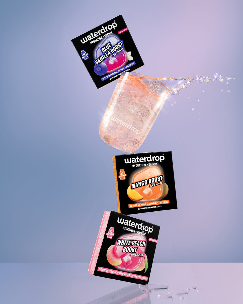 Pliculețe Waterdrop Boost plutind în aer, pe un fundal albastru gradient.