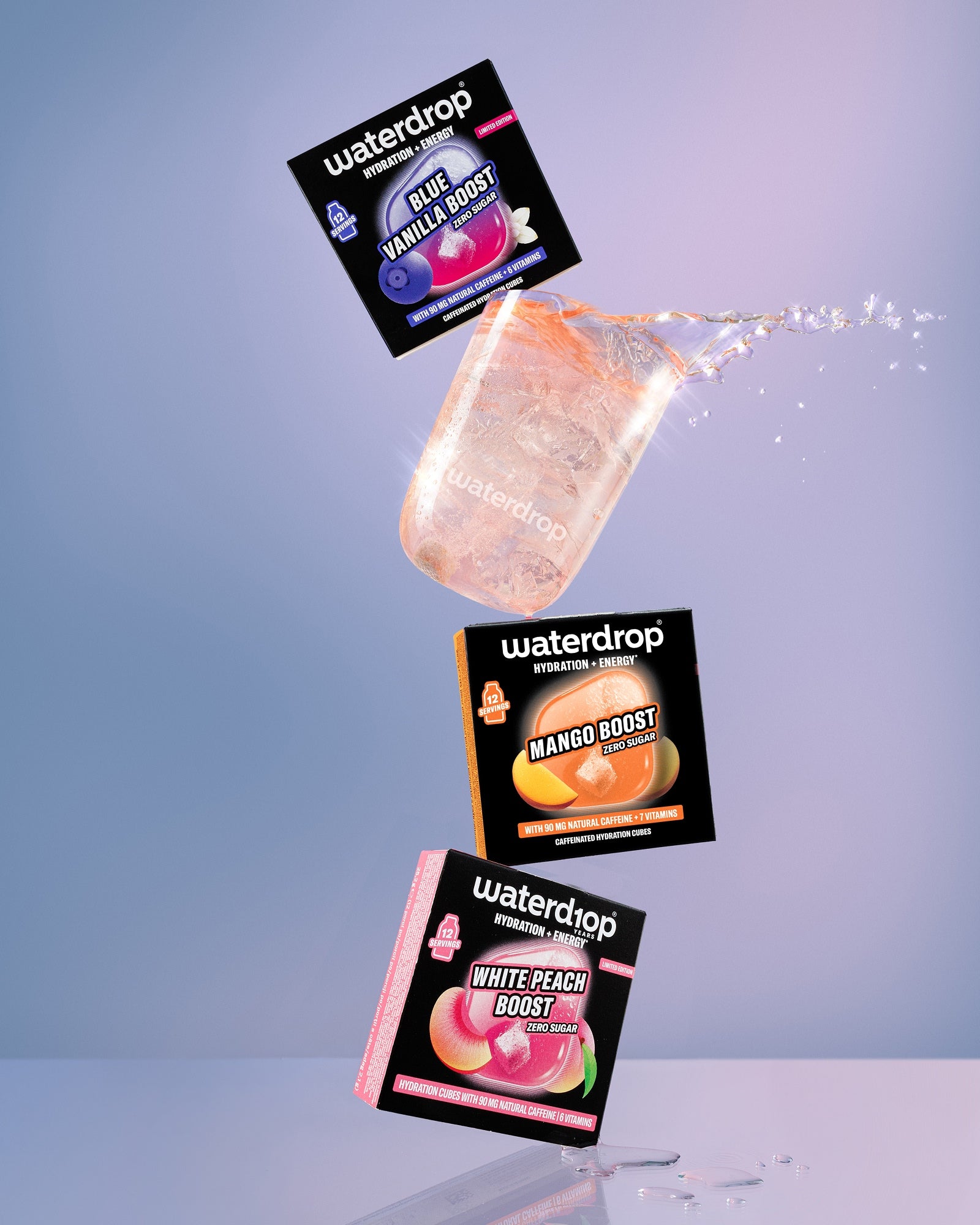 Pliculețe Waterdrop Boost plutind în aer, pe un fundal albastru gradient.