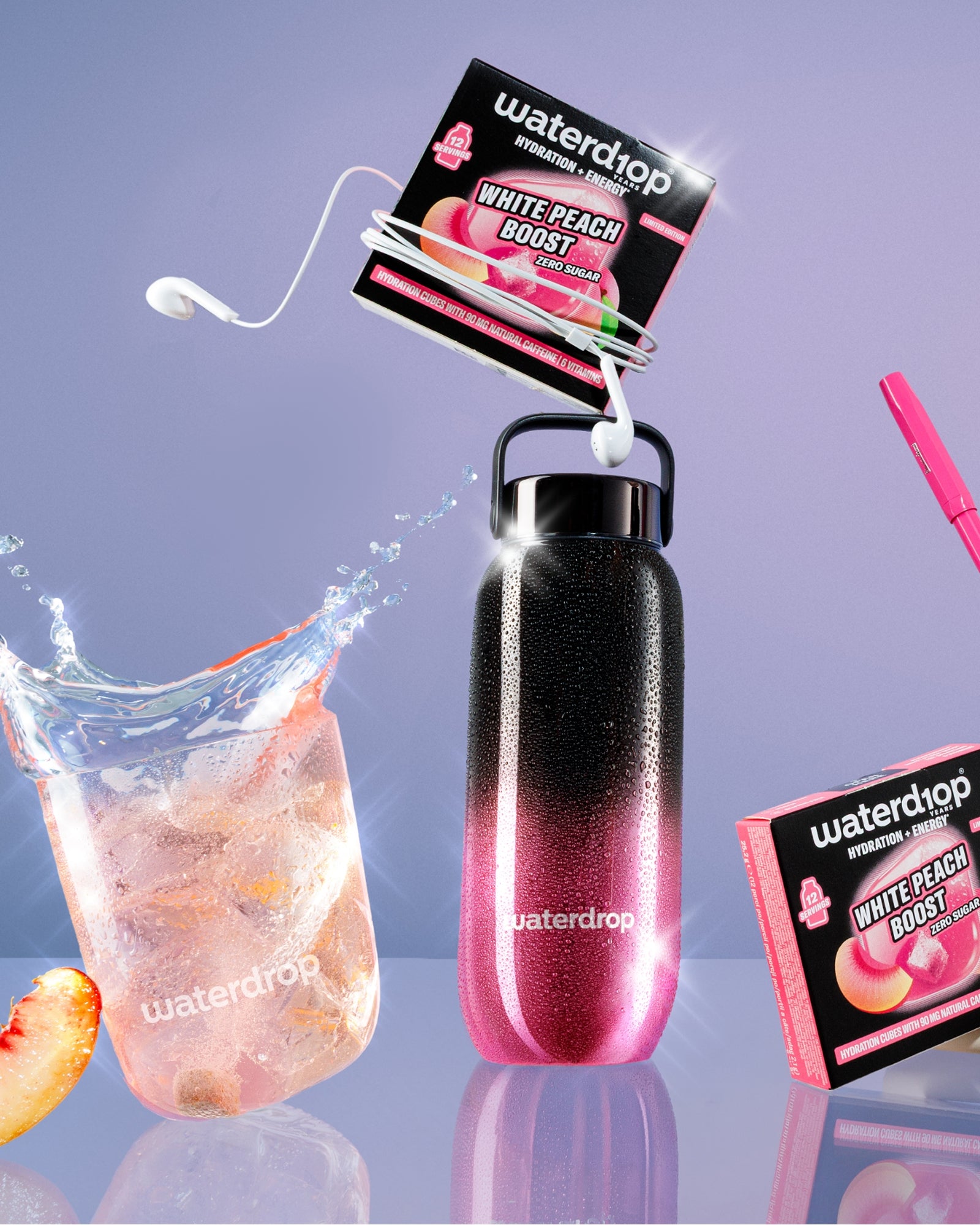 sticlă reutilizabilă cu gradient roz-dus până la negru și mâner, pachete de aromă atașate, pahar cu gheață și felie de piersică, accesoriu pai roz.