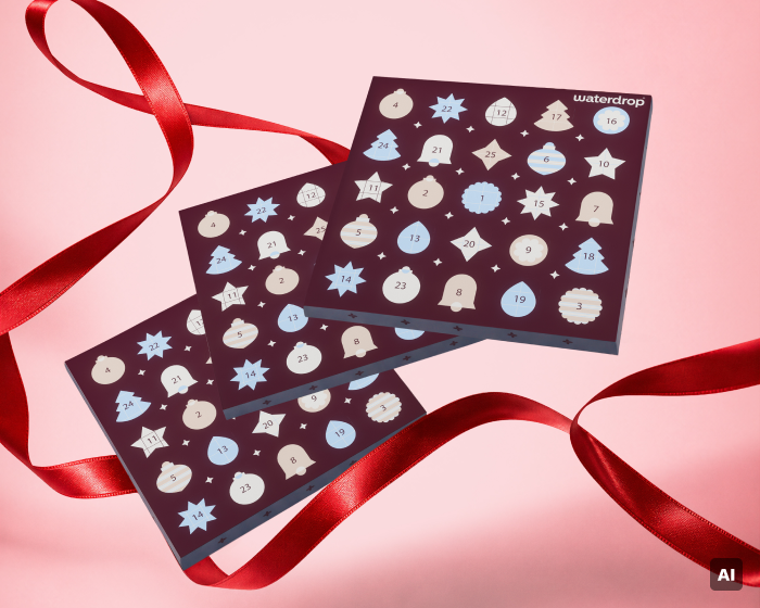 Doi calendare de Advent întunecate cu ferestre circulare numerotate și modele de sărbătoare pe un fundal roz, cu panglici roșii.